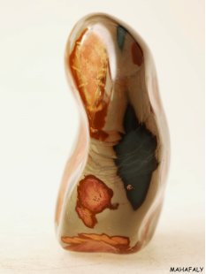 JaS21 Skulptur Freeform polychromer Madagaskar Jaspis 11 cm 555 g