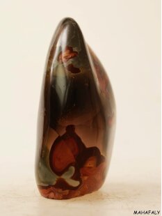 JaS33 Skulptur Freeform polychromer Madagaskar Jaspis 9,5  cm 375 g