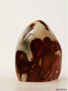 JaS37 Skulptur Freeform polychromer Madagaskar Jaspis 8 cm 345 g