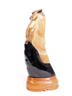 Hornfigur Waldohreule auf Holzsockel = Code J 24-25 cm