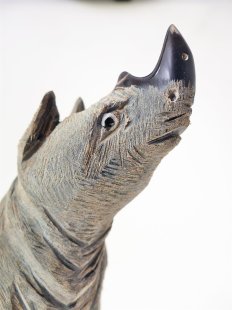 Hornfigur Nashorn grau graviert 20 cm =  Code I