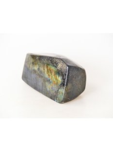 LA24 Labradorit Madagaskar polychrom Freeform poliert 590 g 11 x 5 cm