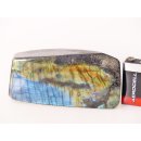 LA24 Labradorit Madagaskar polychrom Freeform poliert 590 g 11 x 5 cm