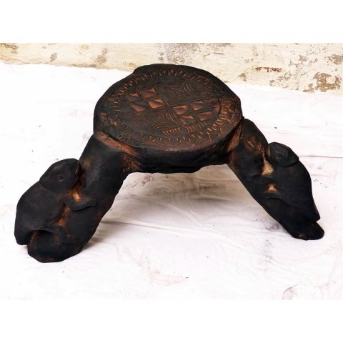 AF05 Hocker No.1 der Hova dreibeinig Zebu 1985 60 cm