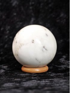 K206 Blumenjaspis wei&szlig; Kugel Madagaskar 430 g D 65 mm