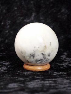 K206 Blumenjaspis wei&szlig; Kugel Madagaskar 430 g D 65 mm