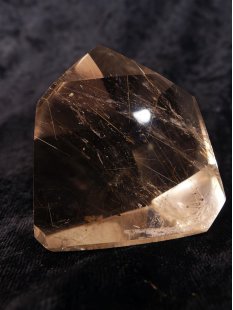 BKSH107 Bergkristall mit Includien Rutil Quarz Madagaskar Naturform poliert 5 cm 106 g