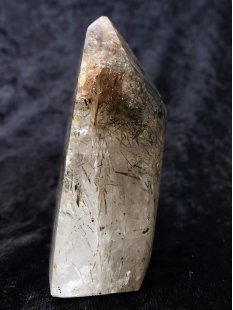 BKSH117 Bergkristall mit Includien Einschl&uuml;ssen Madagaskar Naturform poliert 9 cm 407 g