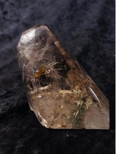 BKSH118 Bergkristall Ladolit mit Includien Einschl&uuml;ssen Madagaskar Naturform poliert 6 cm 87 g