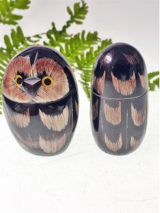 Hornfigur Schleiereule stehend als Handschmeichler = Code...