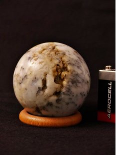 KBA208 Blumenjaspis wei&szlig; Kugel Madagaskar 350 g D...