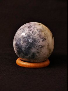 KBA208 Blumenjaspis wei&szlig; Kugel Madagaskar 350 g D 66 mm