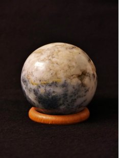 KBA208 Blumenjaspis wei&szlig; Kugel Madagaskar 350 g D 66 mm