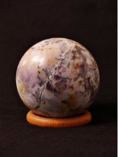 KBA209 Blumenjaspis wei&szlig; Kugel Madagaskar 480 g D 70 mm