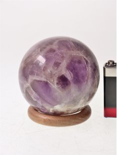 KAme01 Chevron Amethyst Kugel Madagaskar 440g; D: 69 mm