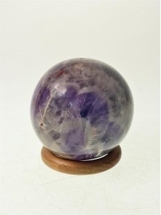 KAme01 Chevron Amethyst Kugel Madagaskar 440g; D: 69 mm