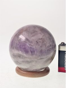 KAme02 Chevron Amethyst Kugel Madagaskar 560g; D: 72 mm