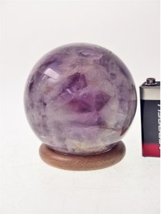 KAme04 Chevron Amethyst Kugel Madagaskar 460g; D: 69 mm