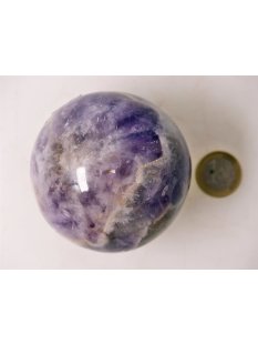 KAme05 Chevron Amethyst Kugel Madagaskar 420g; D: 66 mm