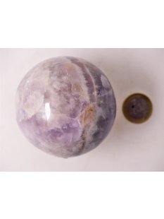 KAme06 Chevron Amethyst Kugel Madagaskar 380g; D: 65 mm