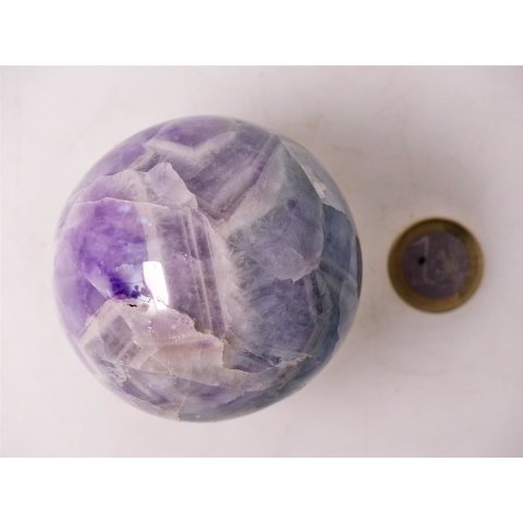 KAme08 Chevron Amethyst Kugel Madagaskar 350g; D: 64 mm