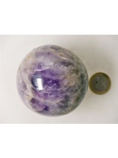 KAme09 Chevron Amethyst Kugel Madagaskar 340 g; D: 63 mm