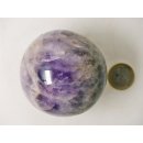KAme09 Chevron Amethyst Kugel Madagaskar 340 g; D: 63 mm