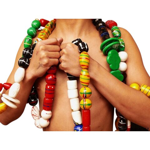 Recycling Plaste Perlen Strang vakana gasy -GM-  400 cm aus 125 Perlen 45 - 60 mm aus recyceltem Plastikabfall = Code R