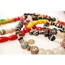 Recycling Plaste Perlen Strang vakana gasy -GM-  400 cm aus 125 Perlen 45 - 60 mm aus recyceltem Plastikabfall = Code R