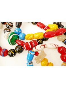 Recycling Plaste Perlen Strang vakana gasy -S- 180 cm cm aus 120 Perlen 15 - 25 mm aus recyceltem Plastikabfall = Code K