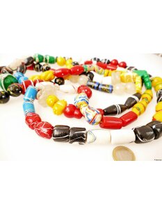 Recycling Plaste Perlen Strang vakana gasy -S- 180 cm cm aus 120 Perlen 15 - 25 mm aus recyceltem Plastikabfall = Code K