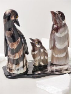 Horn Figurengruppe Pinguinfamilie 15 cm = Code J