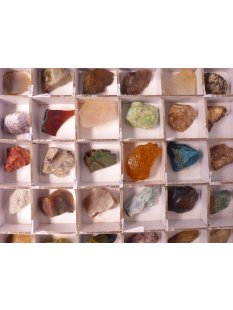 kleine Mineralien Sammlung Madagaskar 36 oder 64 St&uuml;ck in Glasbox