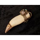 Anh&auml;nger Seel&ouml;wenzahn Nr.14 L:90 mm mit individuellem Neusilber Draht Anh&auml;nger 51 g