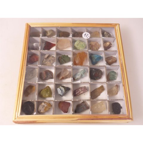 kleine Mineralien Sammlung Madagaskar in Glasbox 20 x 20 cm 64 St&uuml;ck