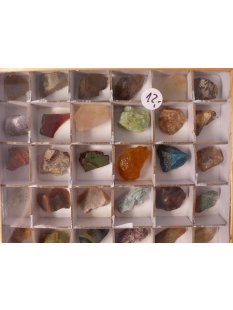 kleine Mineralien Sammlung Madagaskar in Glasbox 20 x 20 cm 64 St&uuml;ck