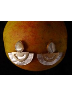 1 Paar Designer Ohrstecker 30 mm Perlmutt auf Messing vergoldet Lailah No.03