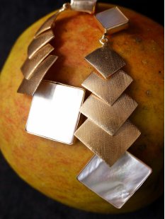 1 Paar Designer Ohrstecker 80 mm Perlmutt auf Messing vergoldet Lailah No.09