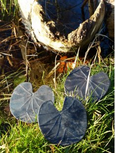 Garten Deko Skulptur Blech Blatt, mattschwarz, klein, auf angeschwei&szlig;tem Stiel D: 10 cm