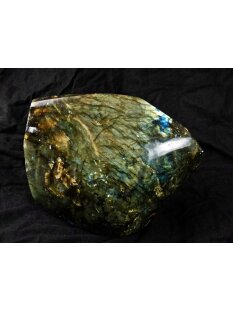 LA50 Labradorit Madagaskar polychrom Freeform poliert 9700 g 25 x 20 cm
