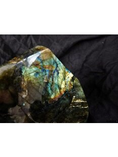 LA50 Labradorit Madagaskar polychrom Freeform poliert 9700 g 25 x 20 cm