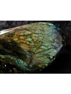 LA50 Labradorit Madagaskar polychrom Freeform poliert 9700 g 25 x 20 cm