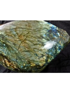 LA50 Labradorit Madagaskar polychrom Freeform poliert 9700 g 25 x 20 cm