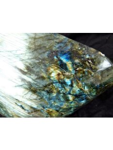LA50 Labradorit Madagaskar polychrom Freeform poliert 9700 g 25 x 20 cm