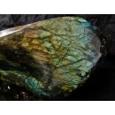 LA50 Labradorit Madagaskar polychrom Freeform poliert 9700 g 25 x 20 cm