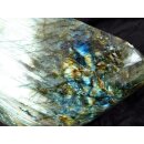 LA50 Labradorit Madagaskar polychrom Freeform poliert 9700 g 25 x 20 cm