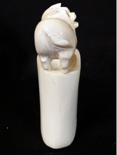 Knochenfigur Schwein auf Thron 12 cm = Code E