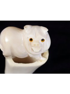 Knochenfigur Schwein auf Thron 12 cm = Code E