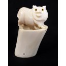 Knochenfigur Schwein auf Thron 12 cm = Code E