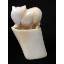 Knochenfigur Schwein auf Thron 12 cm = Code E